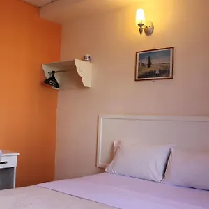 Hostel Victoria And *