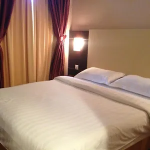 1 Hotel